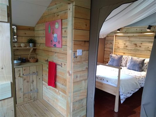 ensuite glamping bathroom